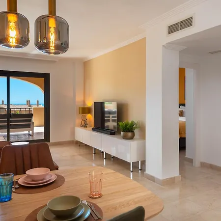 Charming 2-bedroom With Beautiful Sea Views Appartement