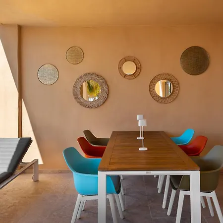 Charming 2-bedroom With Beautiful Sea Views *