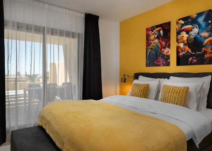 Charming 2-bedroom With Beautiful Sea Views Apartment