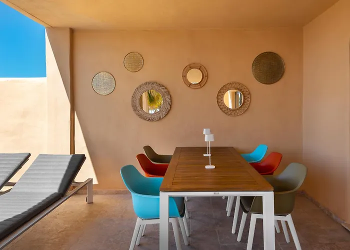 Charming 2-bedroom With Beautiful Sea Views *