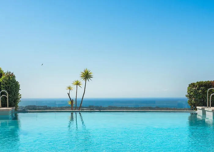 Apartment Charming 2-bedroom With Beautiful Sea Views