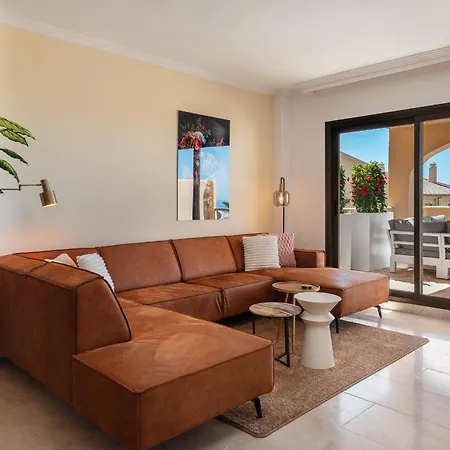 Апартаменты Charming 2-bedroom With Beautiful Sea Views *