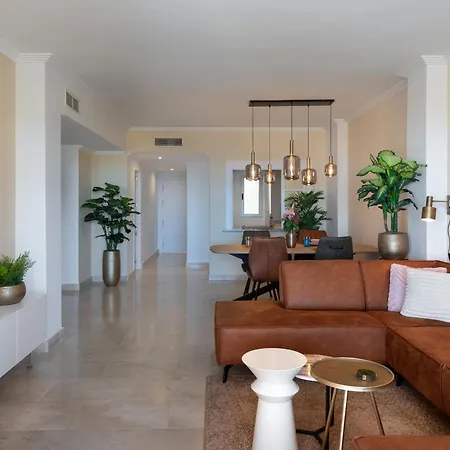 Charming 2-bedroom With Beautiful Sea Views Апартаменти