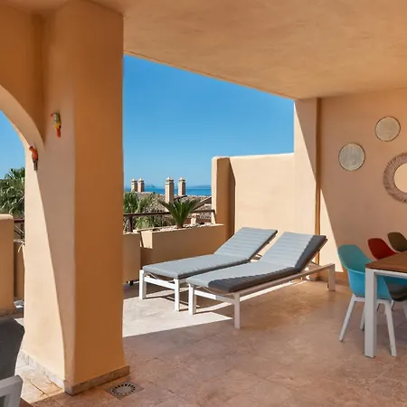 Апартаменти Charming 2-bedroom With Beautiful Sea Views *