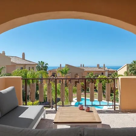 Апартаменти Charming 2-bedroom With Beautiful Sea Views Бенаавіс