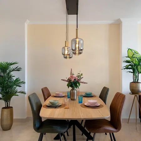 Апартаменти Charming 2-bedroom With Beautiful Sea Views Бенаавіс