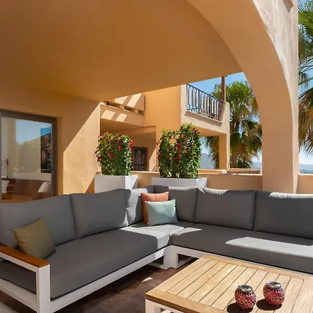 Апартаменти Charming 2-bedroom With Beautiful Sea Views Бенаавіс