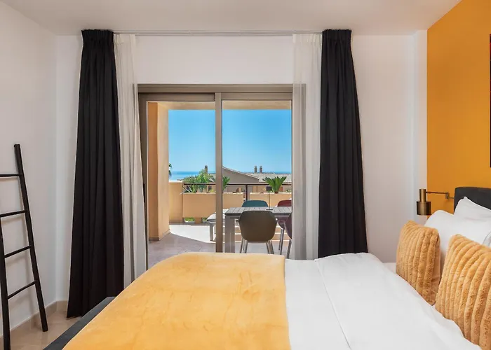 Charming 2-bedroom With Beautiful Sea Views 아파트